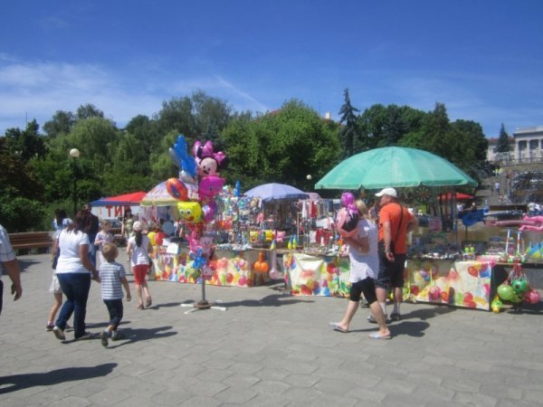 Луцьке подружжя повітряними кульками заробило на авто. ФОТО