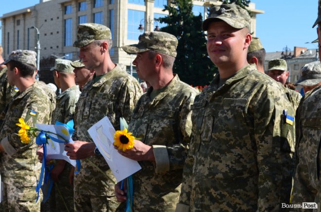 «Вітаємо вдома»:  Луцьк зустрів військових авіаторів. ФОТО