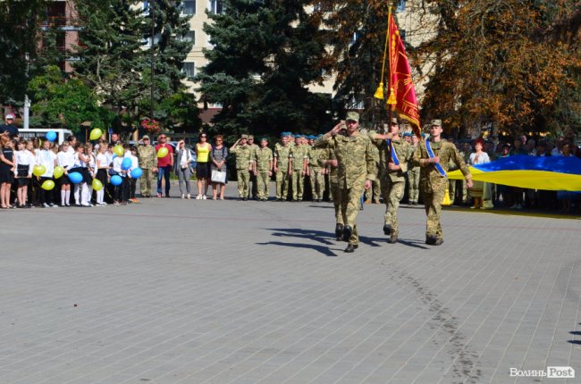 «Вітаємо вдома»:  Луцьк зустрів військових авіаторів. ФОТО