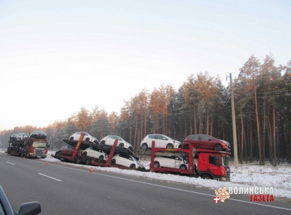 На Волині з дороги злетів тягач з новенькими «Тойотами». ФОТО