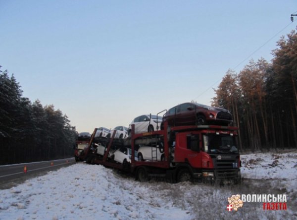 На Волині з дороги злетів тягач з новенькими «Тойотами». ФОТО