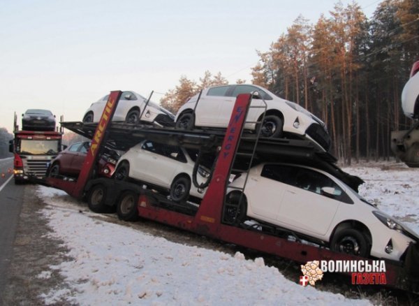 На Волині з дороги злетів тягач з новенькими «Тойотами». ФОТО
