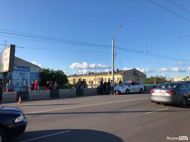 У Луцьку на мосту – аварія за участю мотоцикліста та маршрутки: рух – ускладнений. ФОТО