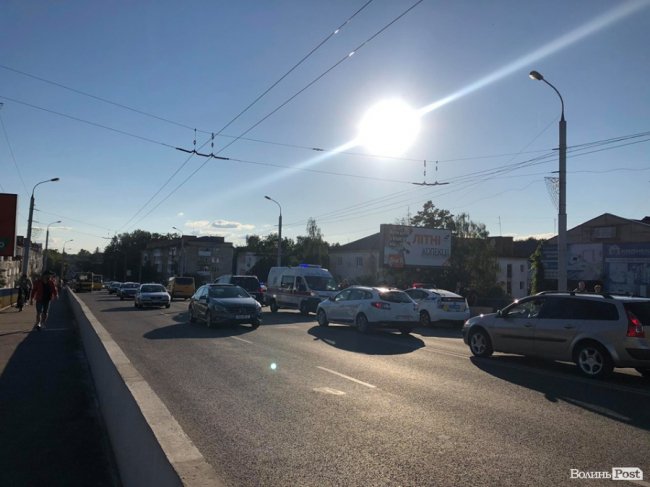 У Луцьку на мосту – аварія за участю мотоцикліста та маршрутки: рух – ускладнений. ФОТО