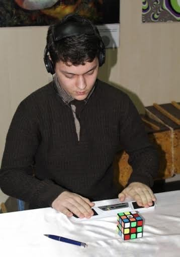 У Луцьку відбулися змагання із складання кубика Рубика. ФОТО