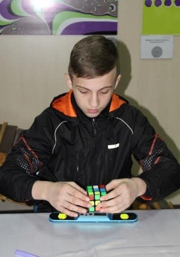 У Луцьку відбулися змагання із складання кубика Рубика. ФОТО