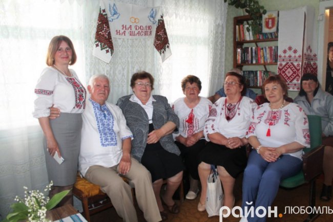 На Волині організували виставку вишитих робіт колишнього вчителя фізики. ФОТО