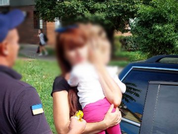 У Луцьку визволяли 2-річну дитину, яка застрягла в авто. ФОТО