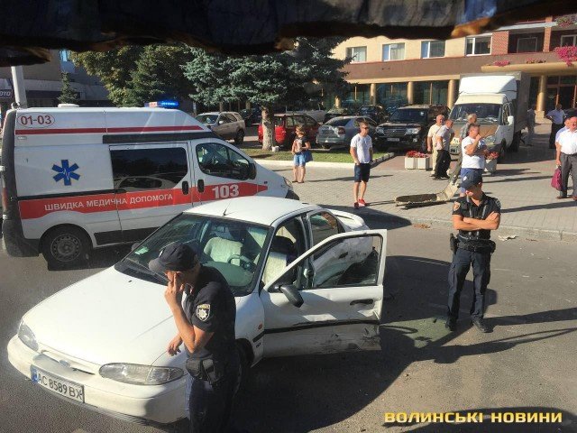 У центрі Луцька два авто влупилися лоб в лоб. ФОТО