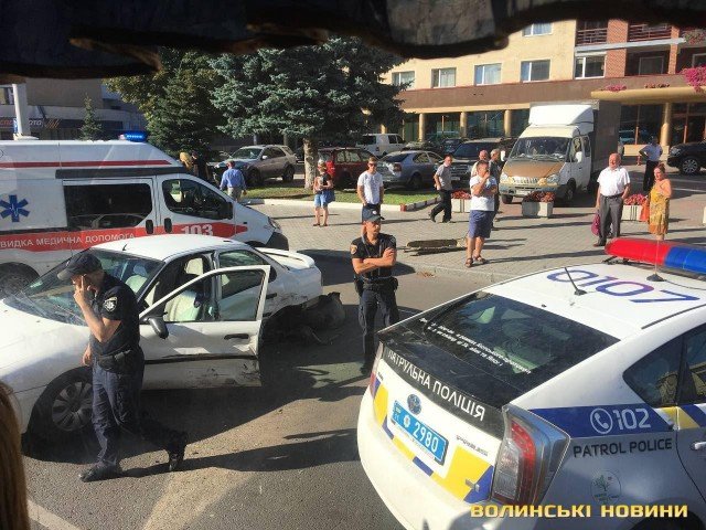 У центрі Луцька два авто влупилися лоб в лоб. ФОТО