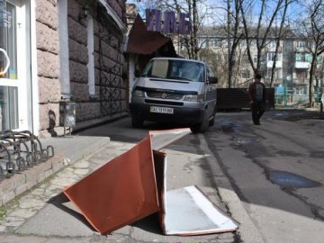 «З'їхав дах»: активіст шкодує, що покрівля не потрощила авто. ФОТО