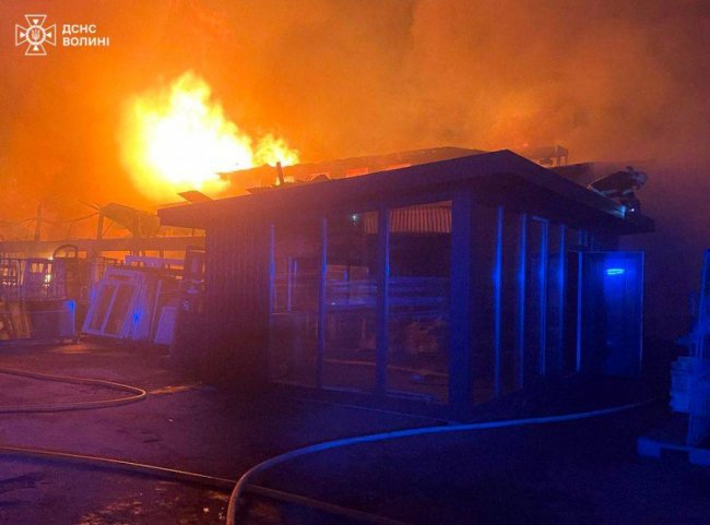У місті на Волині горить підприємство, працює 3 екіпажі рятувальників. ФОТО