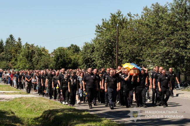 Навіки в строю: на Волині попрощалися із загиблим на війні поліцейським Юрієм Кривошапкою