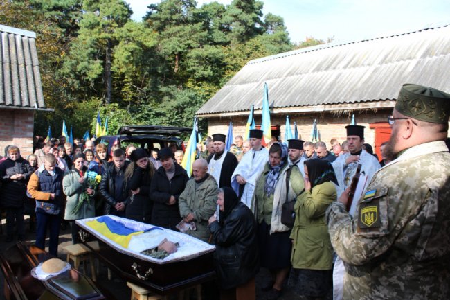 Громада біля Луцька прощалася із загиблим Героєм Юрієм Герасюком. ФОТО