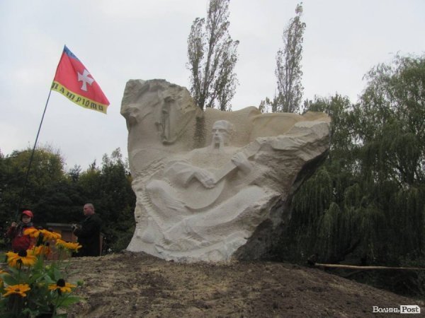 Під Луцьком відкрили єдиний на Волині пам’ятник козакові Мамаю 