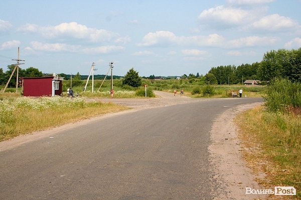 До першого озера - направо, до другого - прямо