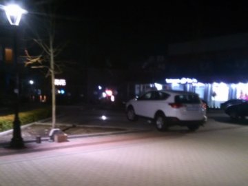 Винахідливі лучани паркують свої автівки у фонтані
