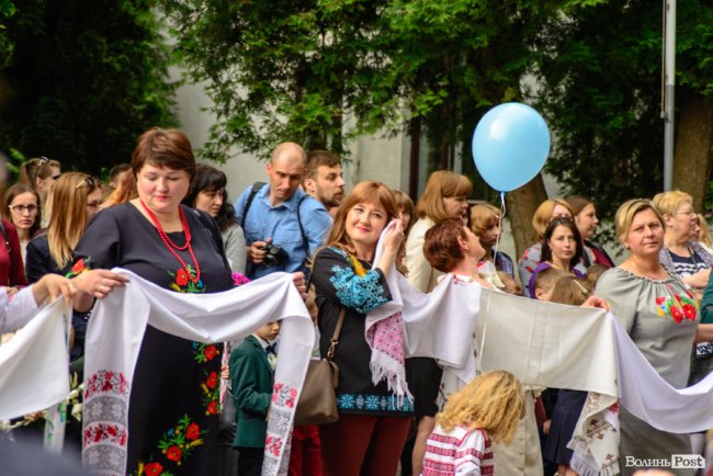 Без пафосу, але з патріотизмом: останній дзвоник у луцькій школі №15. ФОТО