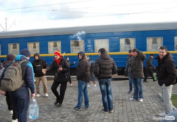 «Януковича надо жарить», – ультрас із Запоріжжя в Луцьку. ВІДЕО