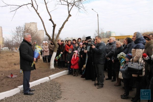 На будинку загиблого на Майдані волинянина встановили пам'ятну дошку. ФОТО