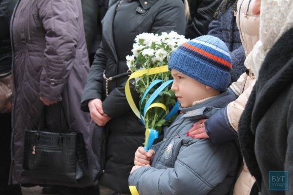 На будинку загиблого на Майдані волинянина встановили пам'ятну дошку. ФОТО