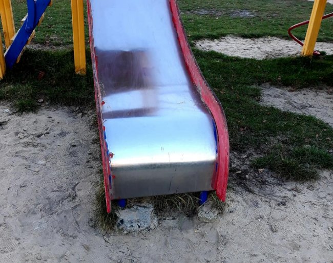 У селищі на Волині – небезпечний дитячий майданчик. ФОТО