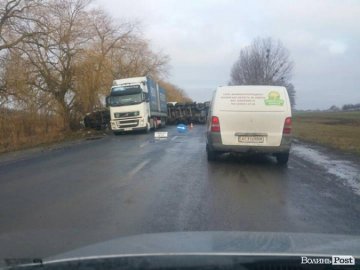 З траси Ковель – Луцьк другу добу не забирають фуру, що перекинулася