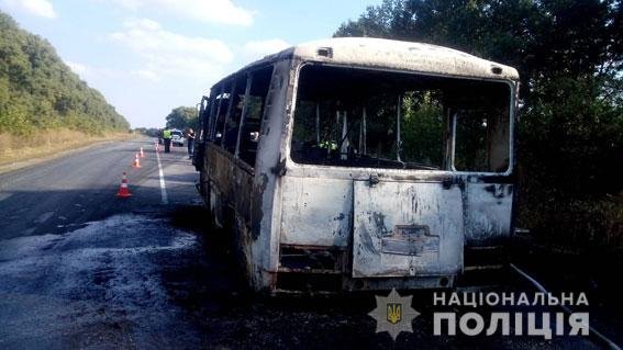 На Сумщині посеред дороги загорівся автобус з дітьми. ФОТО