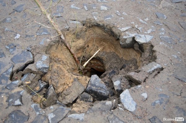 Під провалом на Замковій площі у Луцьку знайшли невідоме підземелля. ФОТО