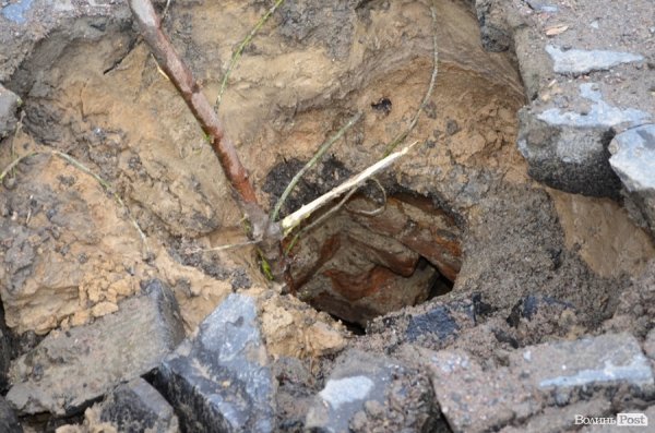 Під провалом на Замковій площі у Луцьку знайшли невідоме підземелля. ФОТО