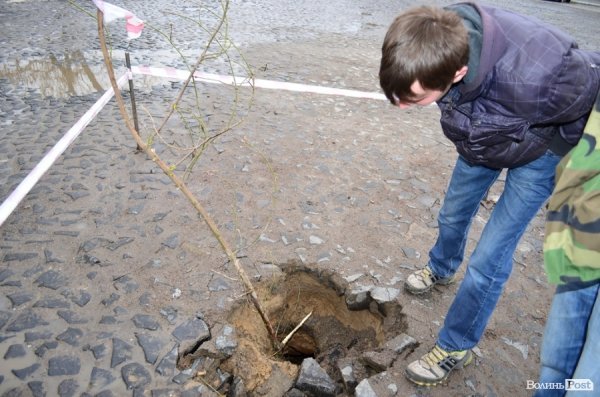 Під провалом на Замковій площі у Луцьку знайшли невідоме підземелля. ФОТО