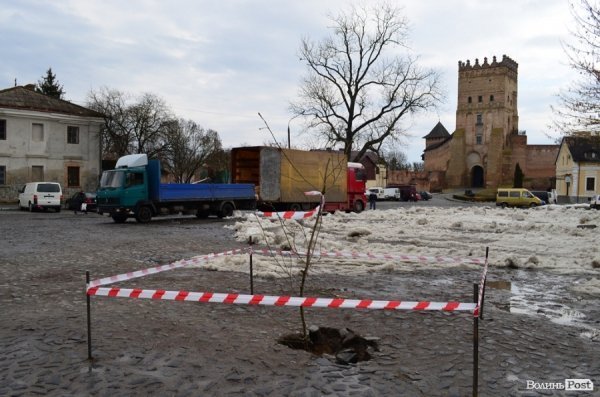Під провалом на Замковій площі у Луцьку знайшли невідоме підземелля. ФОТО