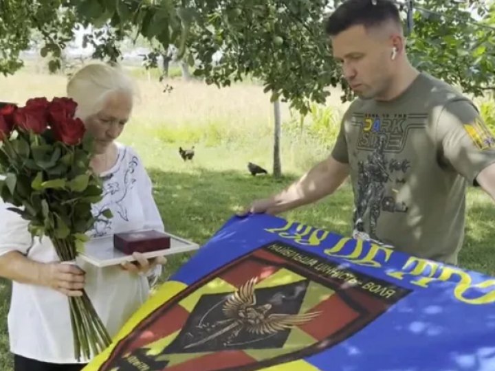 Матір загиблого Героя з Волині, яка відмовилася від нагороди з рук влади, прийняла її від побратимів сина. ВІДЕО