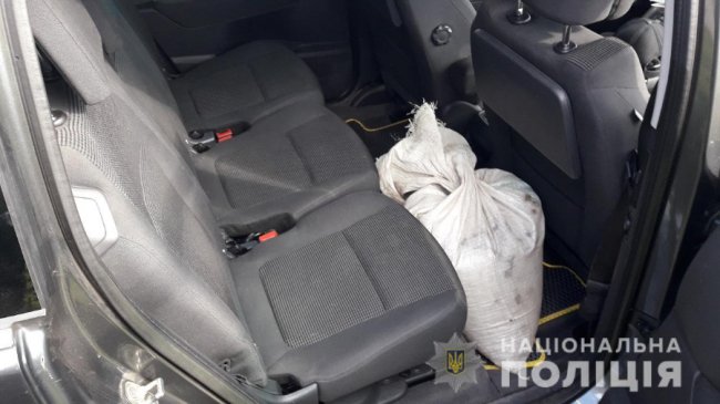У волинянина в автівці знайшли 100 кілограмів бурштину