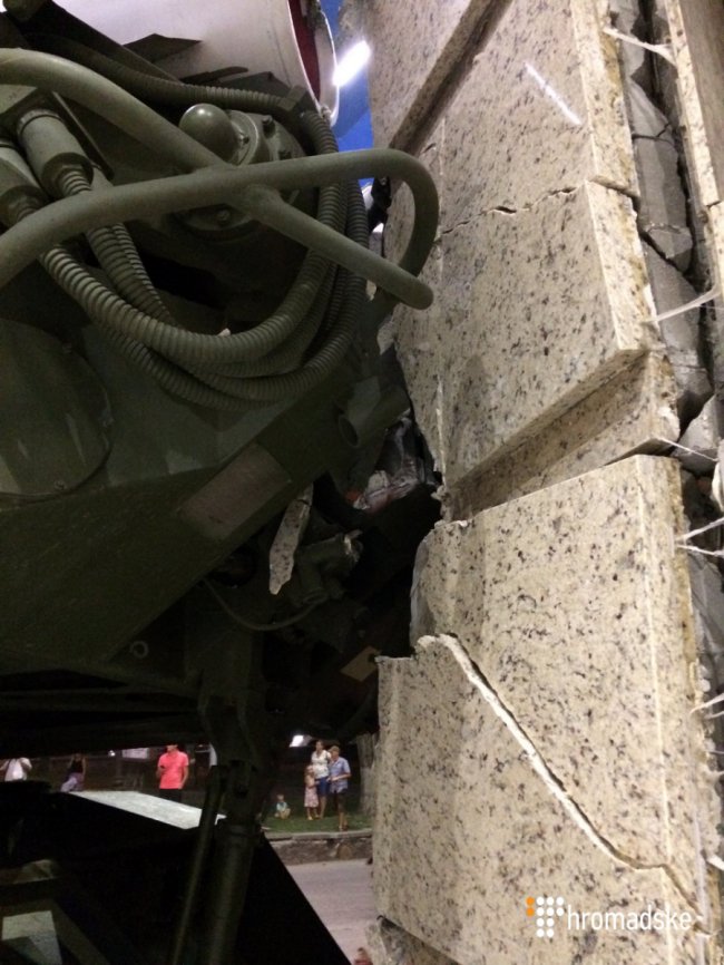 Не «вписався»: у Києві «Бук» в'їхав у бізнес-центр. ФОТО