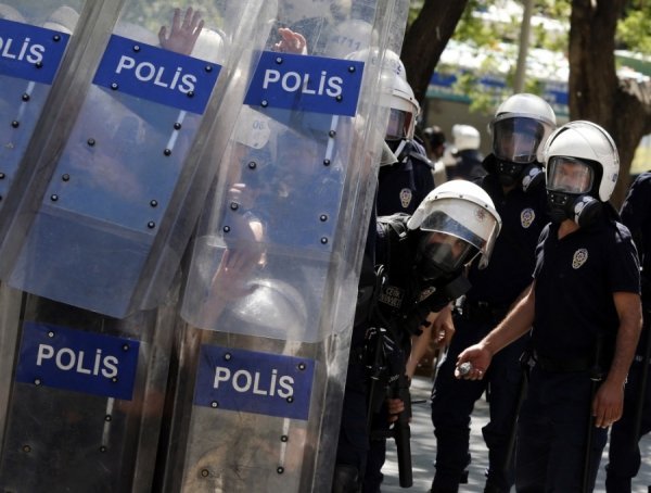 Масові заворушення в Туреччині: двоє людей загинули, тисячу затримали. ФОТО