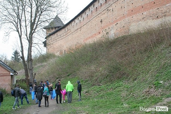 У Луцьку прибирали сміття в заповіднику. ФОТО