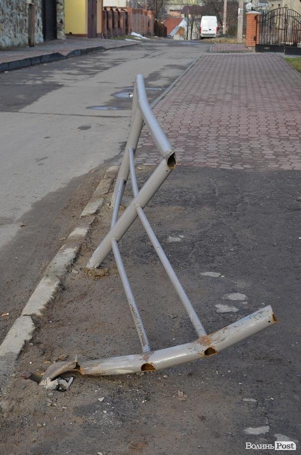 У Луцьку чоловік на авто протаранив огорожу дитсадка і втік. ФОТО