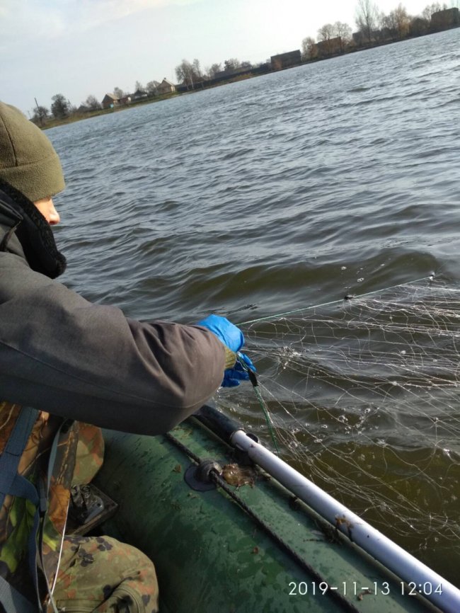 На Стиру чоловік ловив рибу сіткою. ФОТО