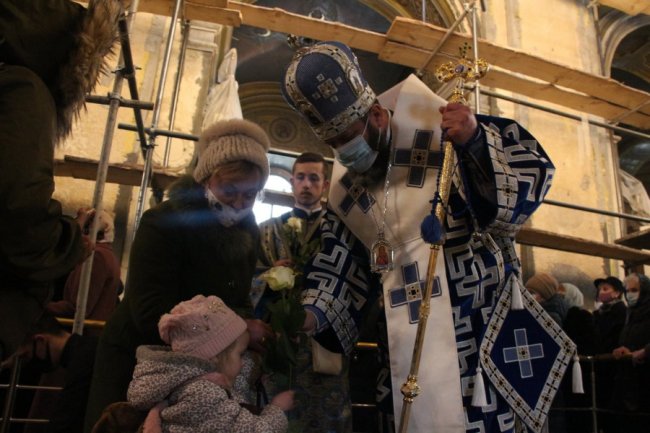 Митрополит Михаїл дарував жінкам квіти на Благовіщення. ФОТО 