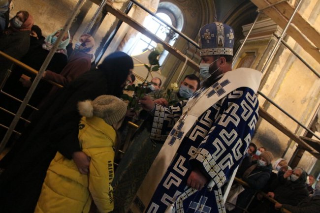 Митрополит Михаїл дарував жінкам квіти на Благовіщення. ФОТО 