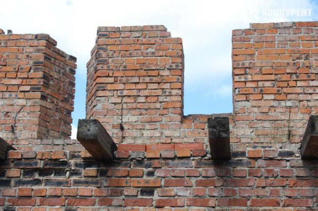 У Луцьку меценати профінансують відновлення зовнішньої стіни замку. ФОТО