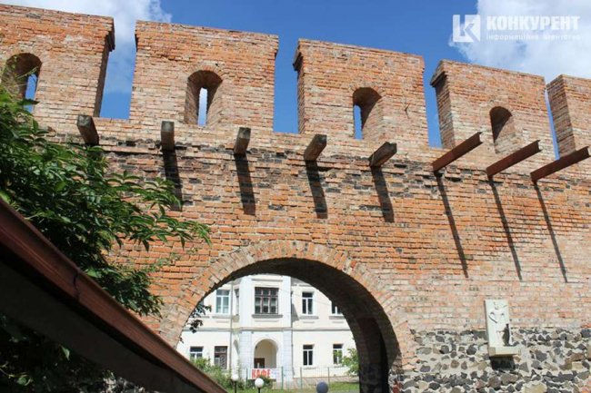 У Луцьку меценати профінансують відновлення зовнішньої стіни замку. ФОТО
