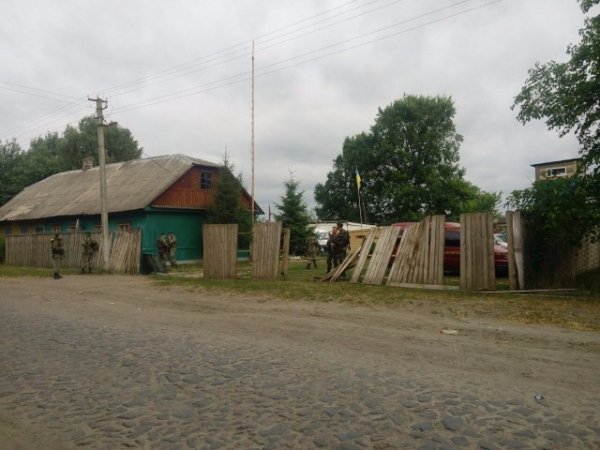 Копачі бурштину штурмували прикордонний підрозділ. ФОТО. ВІДЕО 18+