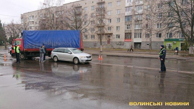У Луцьку на Відродження вантажівка в'їхала у легковик. ФОТО