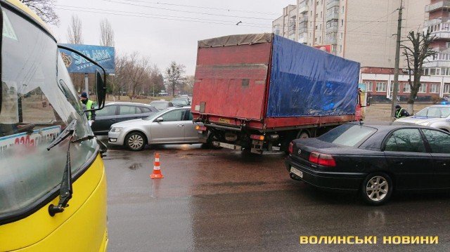 У Луцьку на Відродження вантажівка в'їхала у легковик. ФОТО