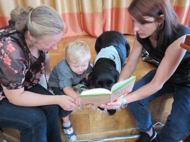 У Луцьку діти читали собакам книжки. ФОТО