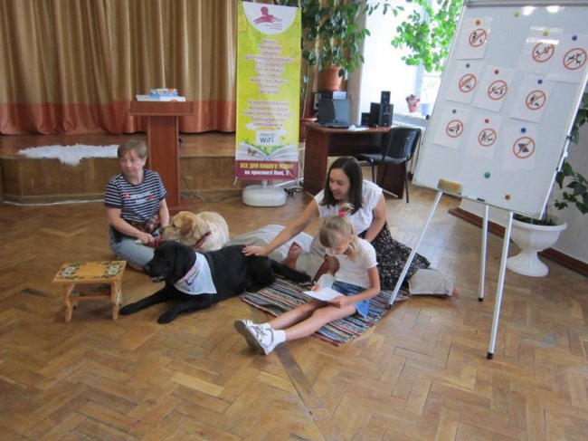 У Луцьку діти читали собакам книжки. ФОТО