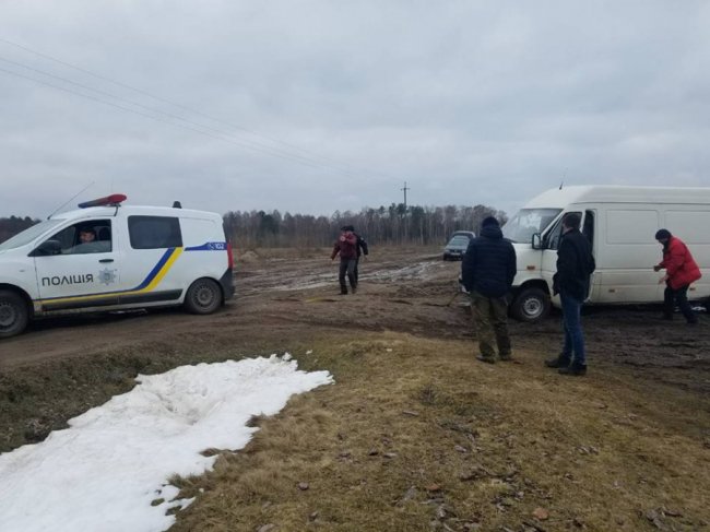 На Волині авто застрягло в болоті. ФОТО