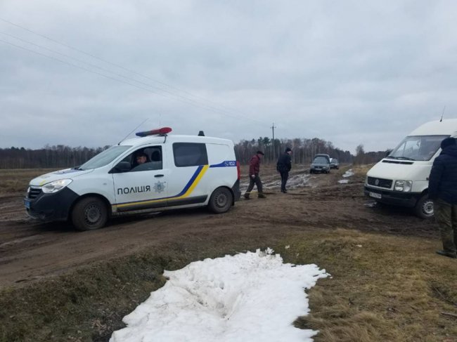На Волині авто застрягло в болоті. ФОТО